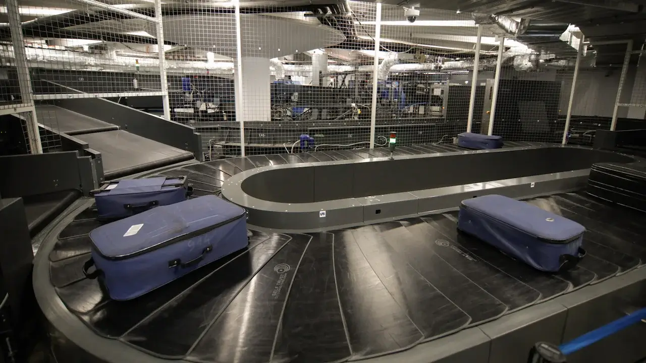 Transportador de carga do aeroporto-1353356188